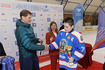 Алексей Яшин наградил участников благотворительного турнира по хоккею «Пасуй в будущее»